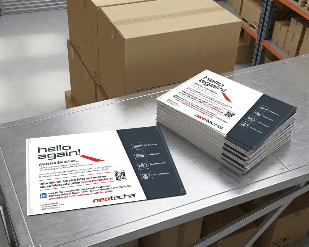 Stapel professionell gestalteter Firmenflyer auf einem Produktionstisch – Beispiel für hochwertigen Flyerdruck der Agentur infinite in Österreich.