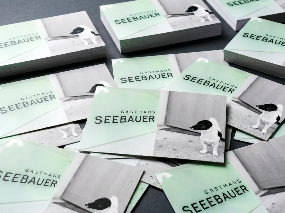 Individuell bedruckte Postkarten mit Mattfolierung auf Postkartenkarton für Image-Werbung und moderne Brand-Kampagnen.
