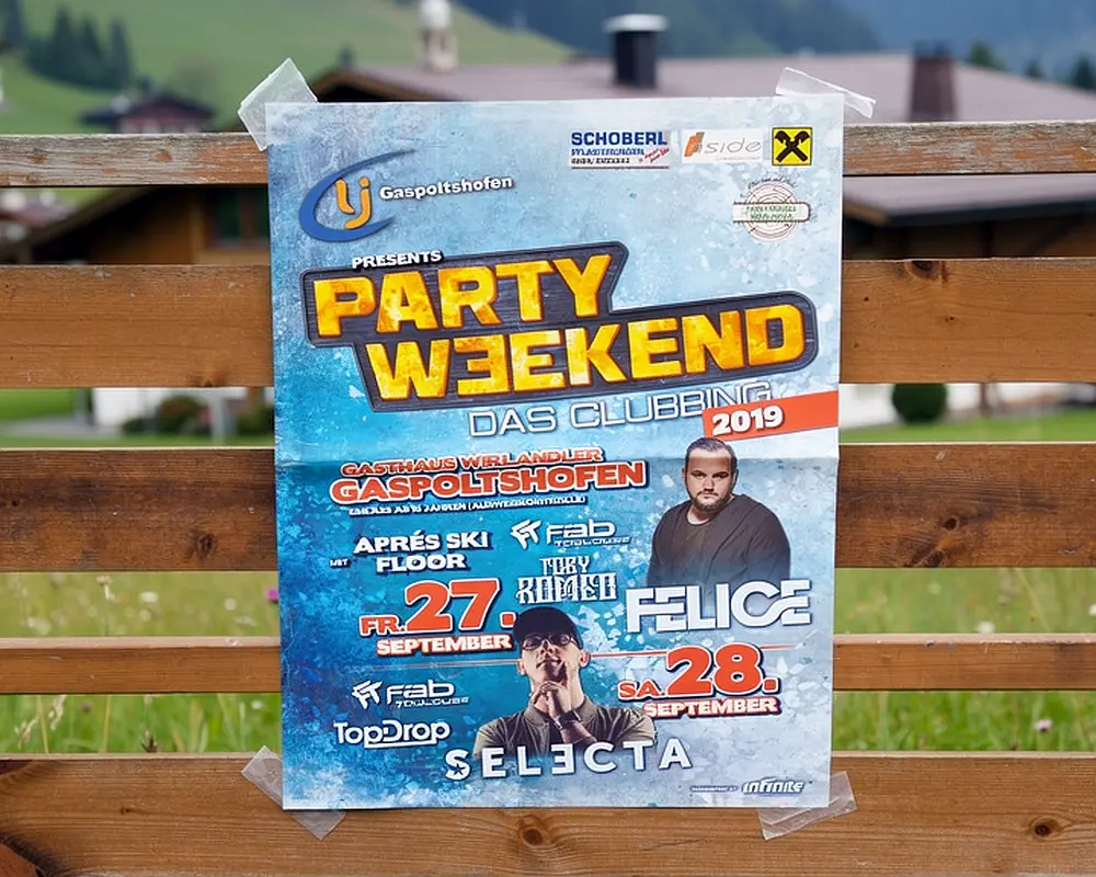 Professionell gedruckte Plakate für regionale Zeltfeste mit hoher Farbtreue.