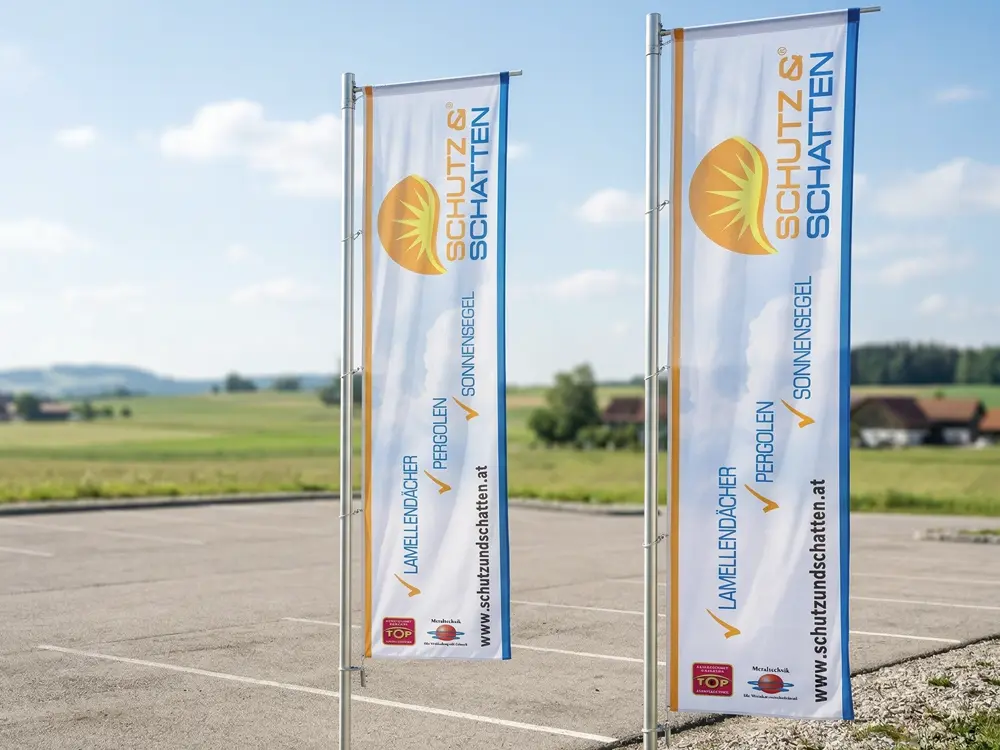 Auslegerfahnen mit vollflächig hochwertigem 4c Druck und Hohlsaum für Auslegermasten, fertig vernäht für den sofortigen Einsatz.