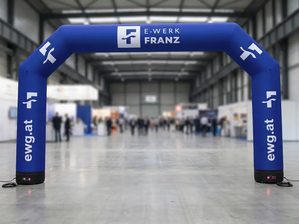 Hochwertige Blow-up Bögen der BASIC-Serie mit Dauergebläse bis 11,4m Breite, realisiert für das e-werk franz im brillanten Sublimationsdruck.