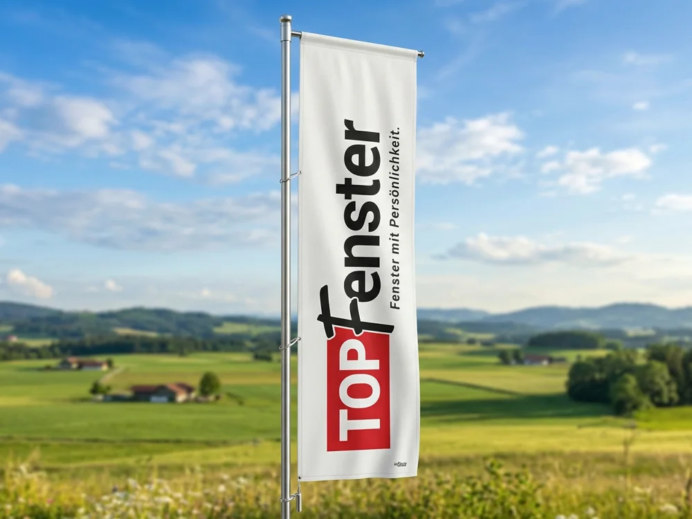 Individuell bedruckte Hissfahnen in Premium-Qualität mit individuellem Druck und Randverstärkung für einen repräsentativen Firmenauftritt.