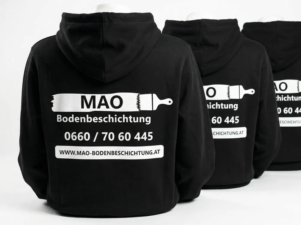 Bequeme Workwear-Hoodies und Pullover mit dehnbarer DTF-Veredelung für optimalen Tragekomfort und hohe Waschbeständigkeit.