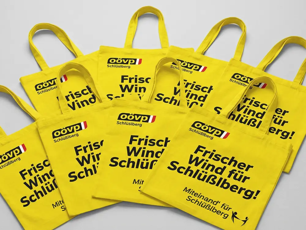Klassische Stofftaschen mit Kurzhenkel und individuellem vollfarbigem Werbeaufdruck auf Baumwolle für Messen und Events.