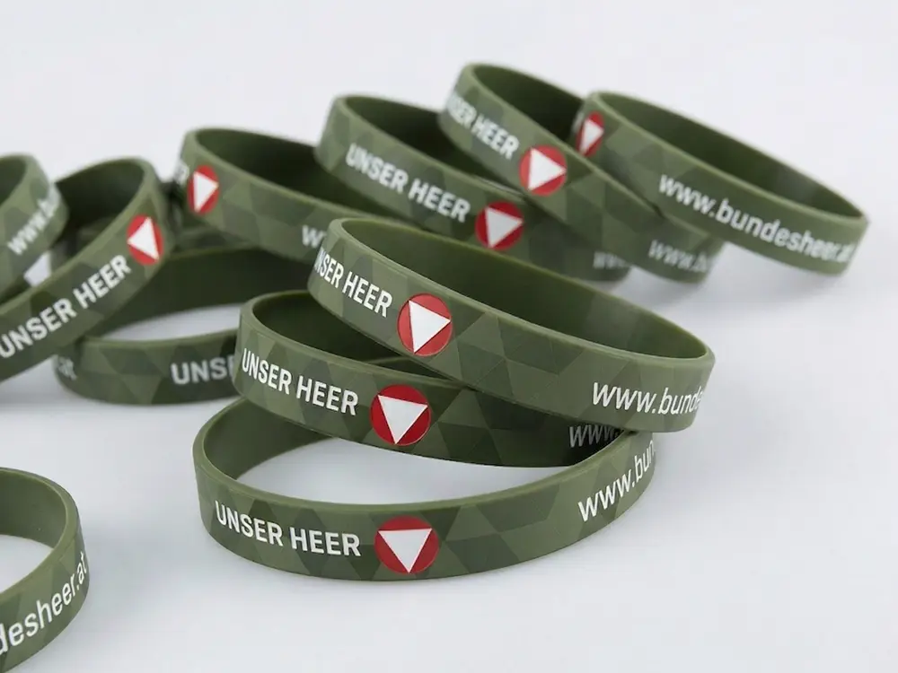 Hochwertige, elastische Silikonarmbänder mit Tiefprägung und Farbfüllung als cooles Giveaway für Fans, Vereine und Firmen.